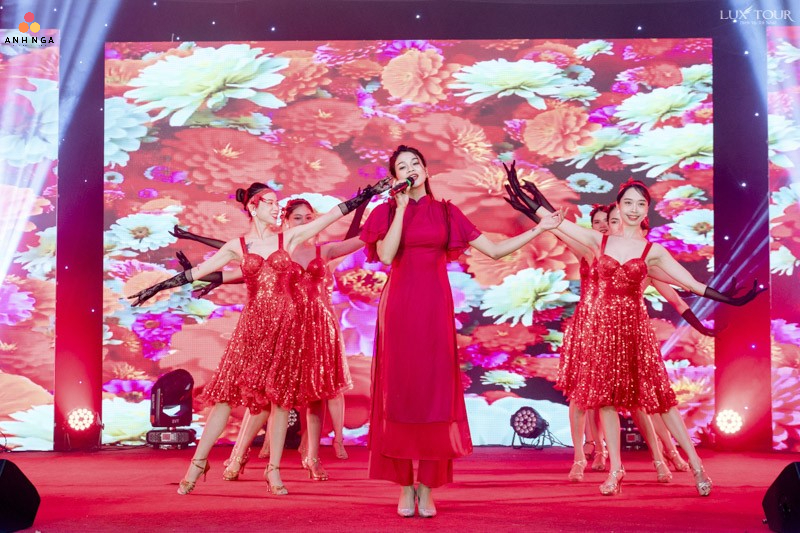 Tiệc Tất Niên Hát Bài Gì