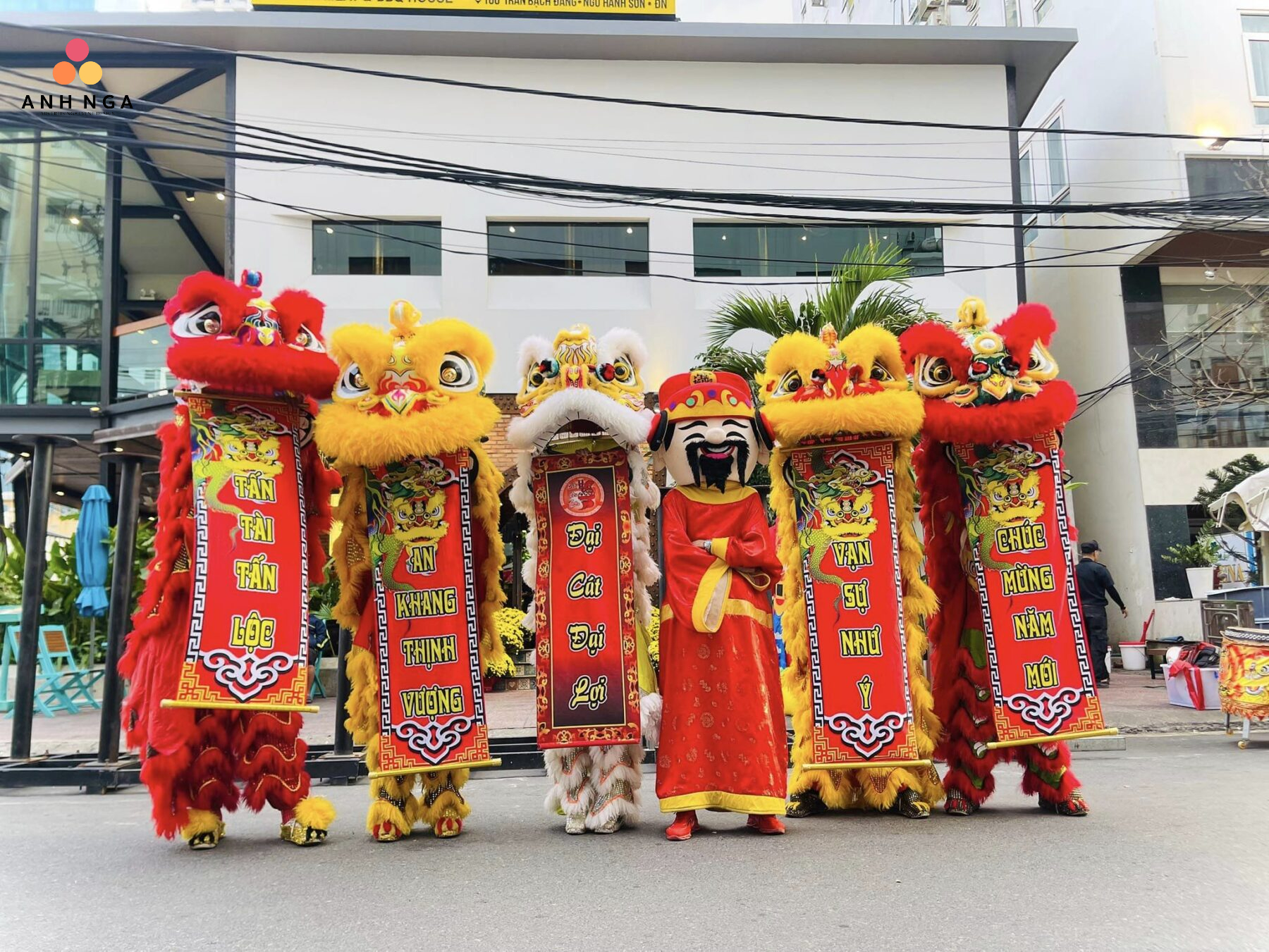 Lân nhả câu đối chúc mừng