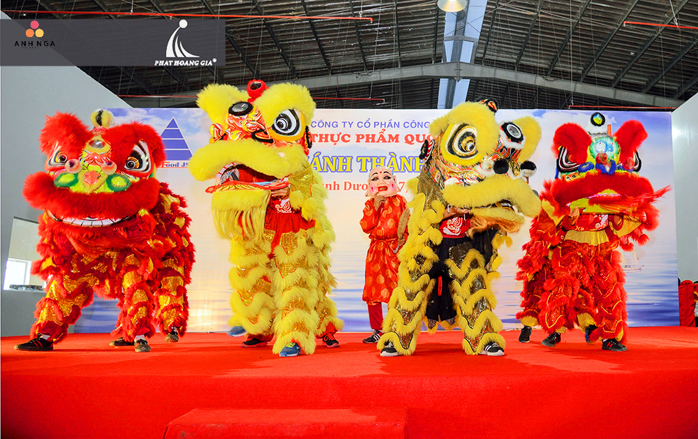Múa lân trong buổi lễ