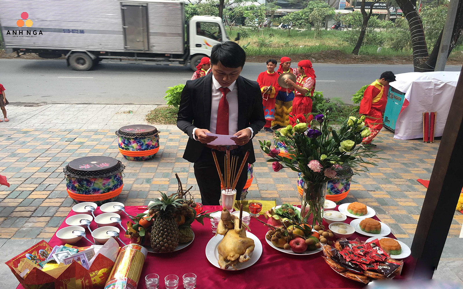 Tiến hành cúng khai trương nhà hàng