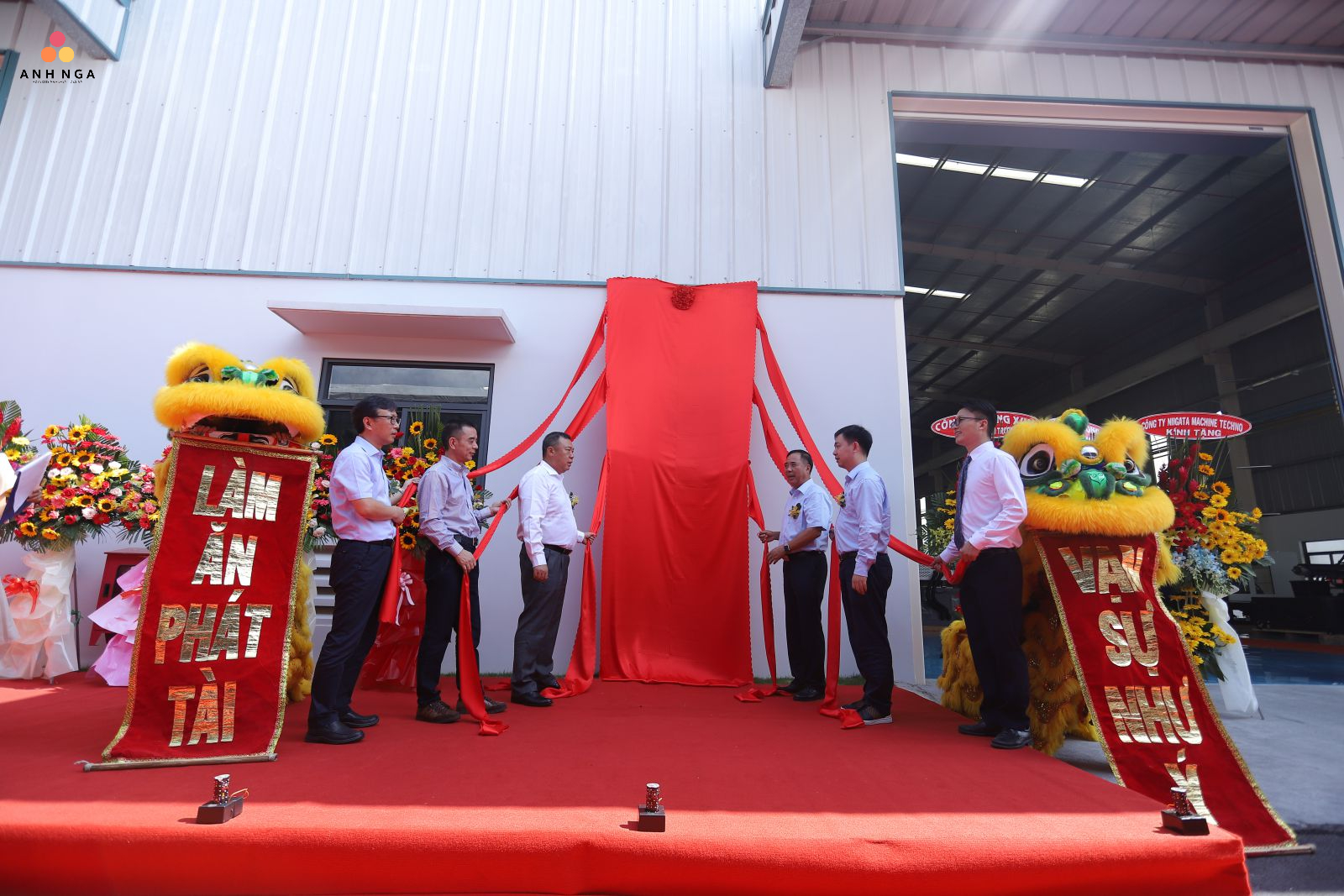 Thực hiện các nghi thức trong lễ khánh thành