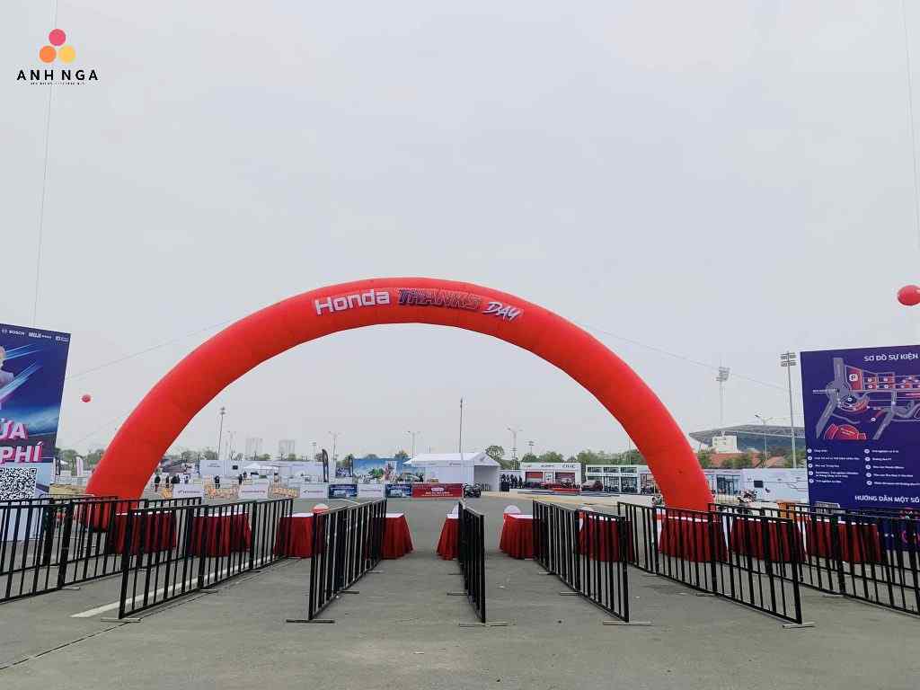 Cổng chào và standee