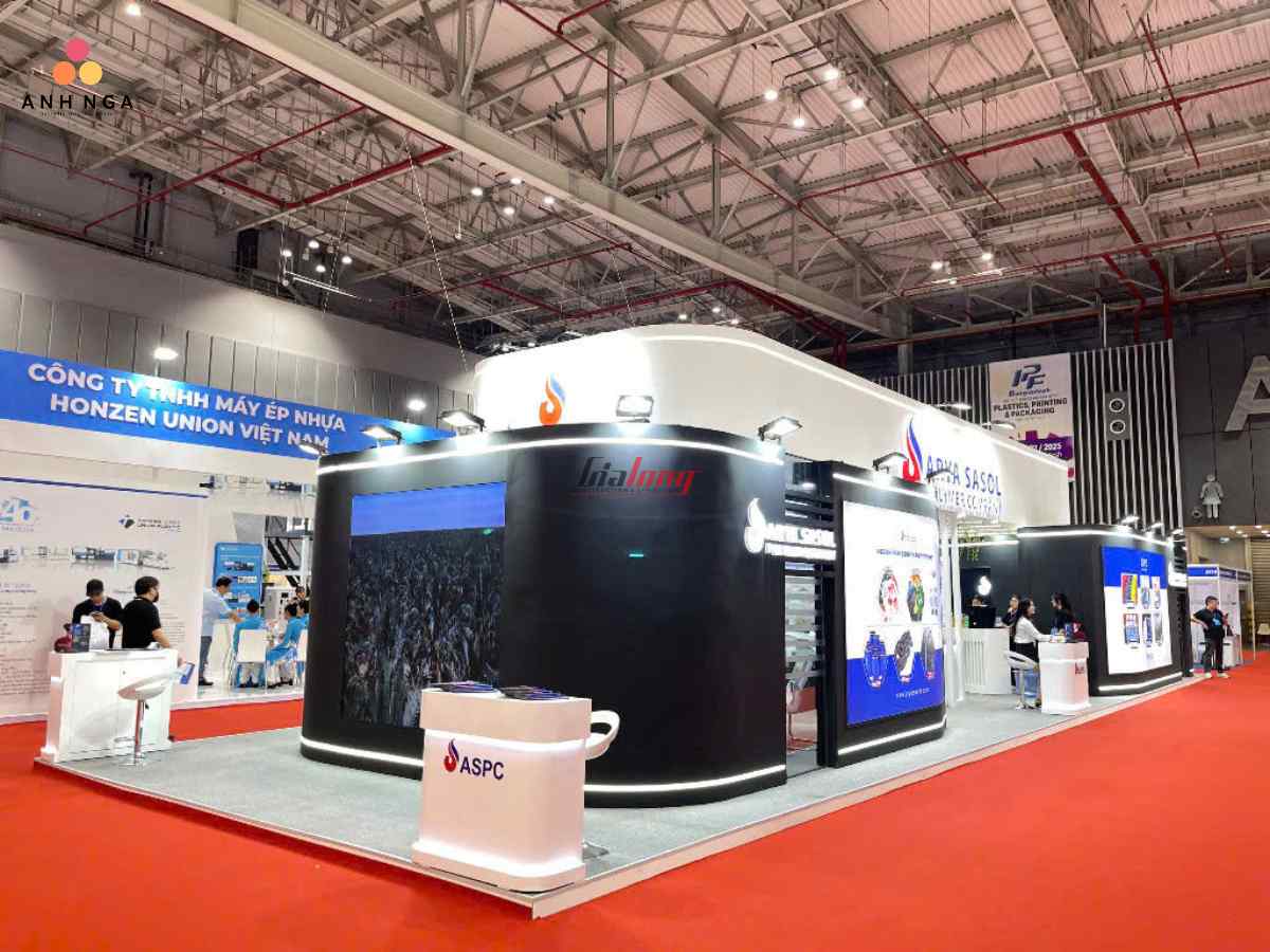 Khung sắt chịu lực và sàn gỗ của booth